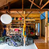 子供の玩具、恒平さんの工具、アウトドアグッズ、自転車などがシューズとともに置かれた玄関スペース