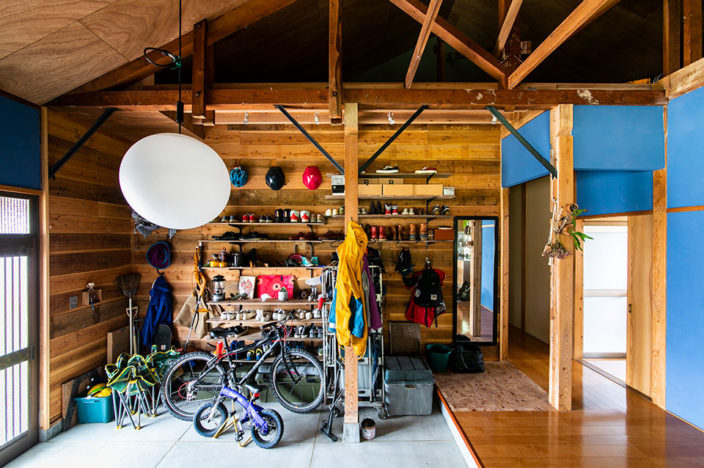 子供の玩具、恒平さんの工具、アウトドアグッズ、自転車などがシューズとともに置かれた玄関スペース