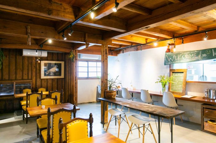 長崎県東彼杵町 Little LEOのフロアはテーブル席を主体としつつも、カウンター席も用意。