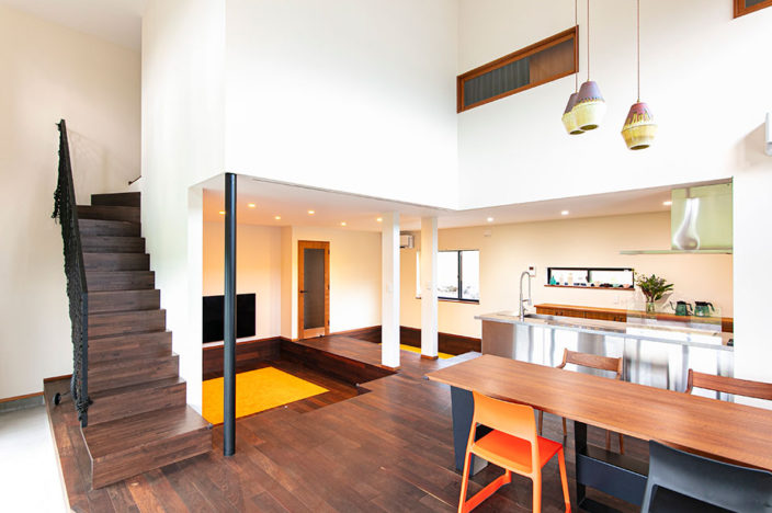 山脇さんの家への思いが最も凝縮しているリビングは、中央に延びるランウェイが最大のアクセント。