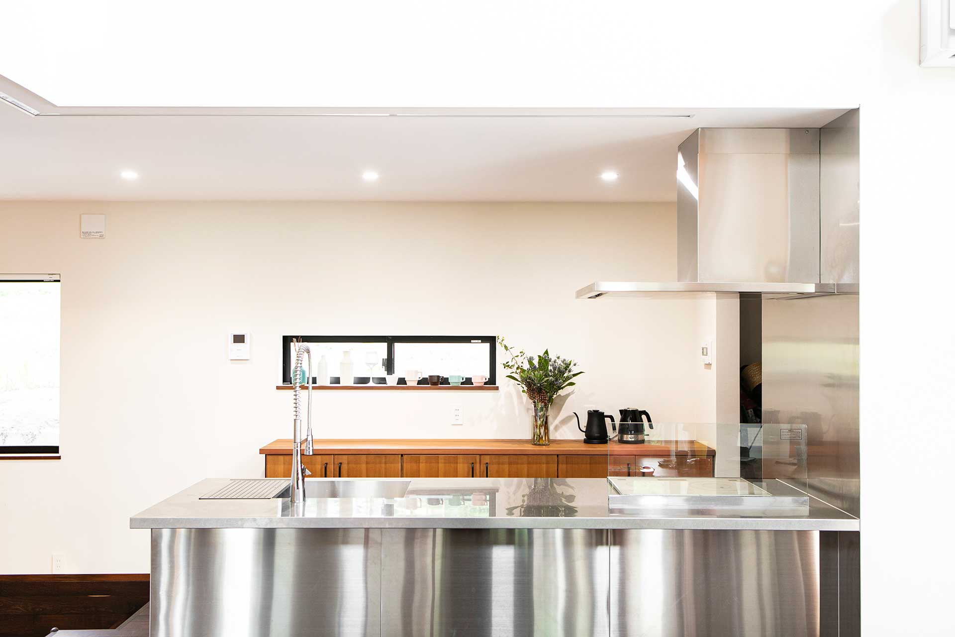 キッチンと棚の幅もゆったりと設けた。