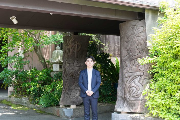 1830年に嬉野の地で創業した老舗旅館「大村屋」。その15代目を25歳の若さで背負った北川健太さん