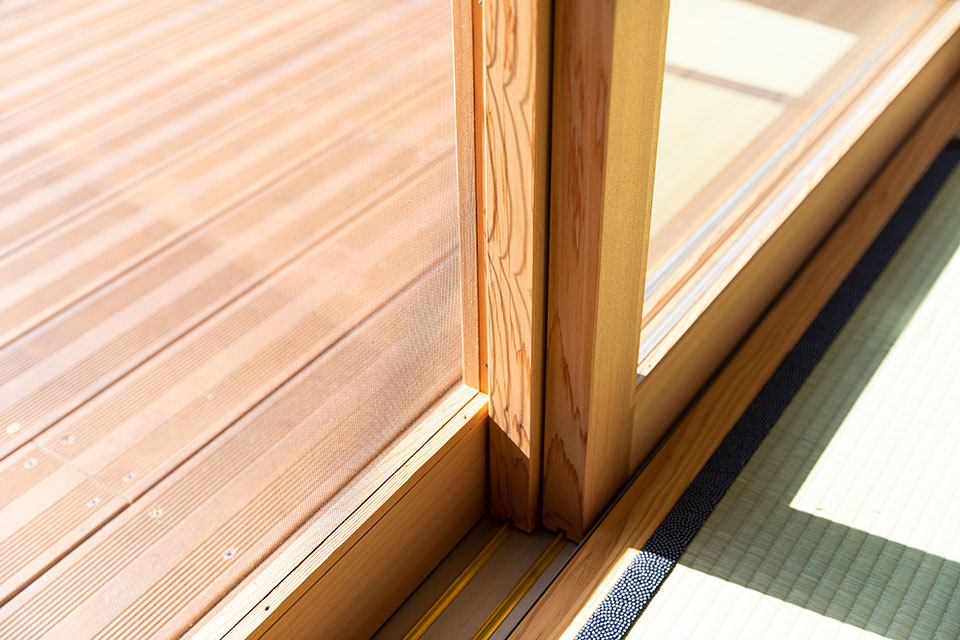 畳敷きスペースに取り入れた1Fの木造の窓枠。東島邸　里山建築